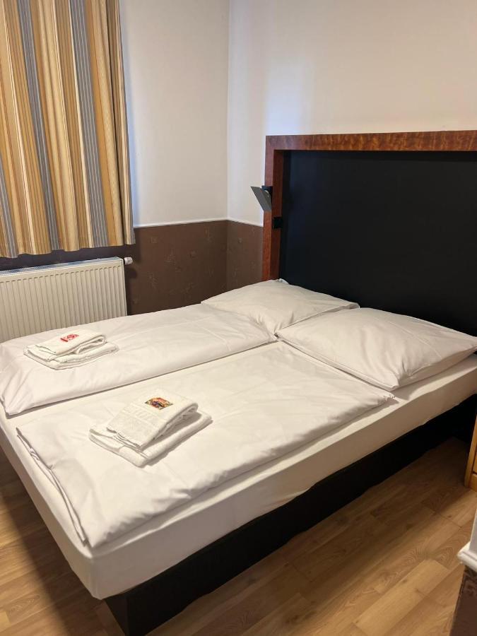 Hotel Castellana Lessien Ngoại thất bức ảnh