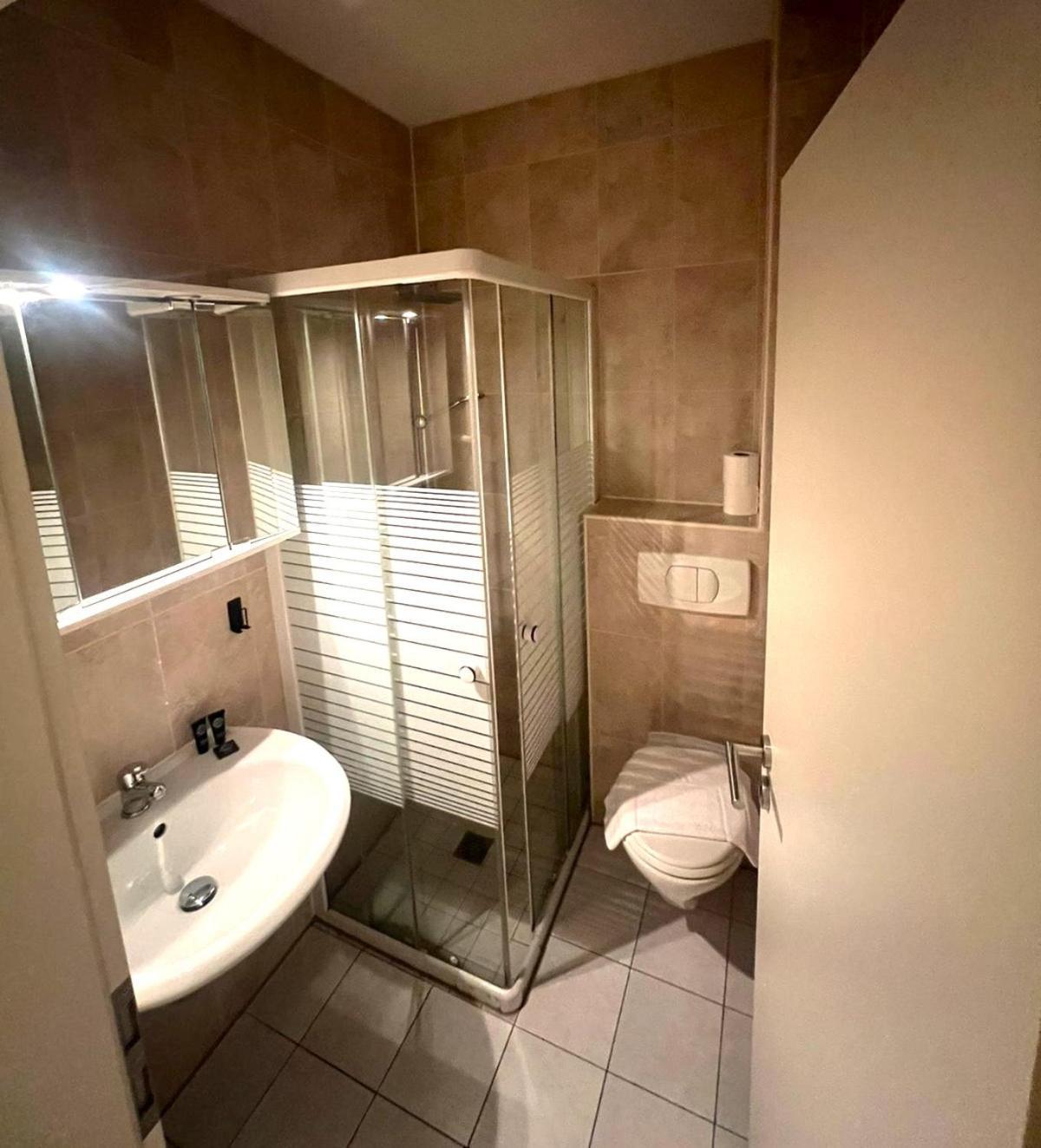 Hotel Castellana Lessien Ngoại thất bức ảnh